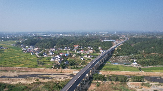 平伍高速路面二标全部沥青路面工程顺利完工